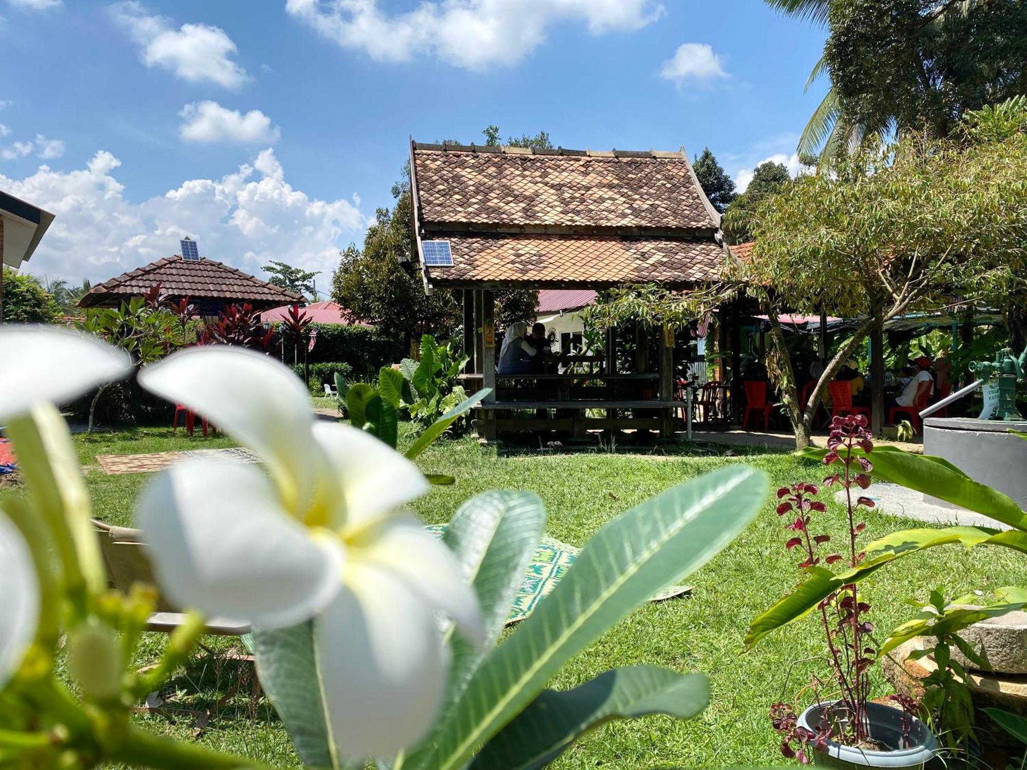Kebun Puisi Villa กาจัง ภายนอก รูปภาพ